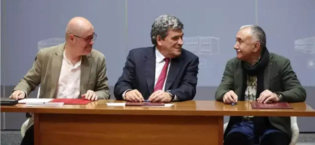 (I-D) El secretario general de Comisiones Obreras (CCOO), Unai Sordo; el ministro de Inclusión, Seguridad Social y Migraciones, José Luis Escrivá, y el secretario general de UGT, Pepe Álvarez, firman el acuerdo de pensiones. Isabel Infantes - Europa Press