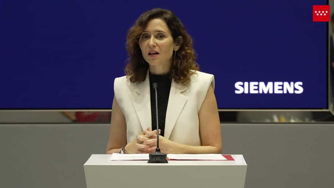 La presidenta de la Comunidad de Madrid, Isabel Díaz Ayuso, durante su visita a la empresa alemana Siemens
Foto: COMUNIDAD DE MADRID