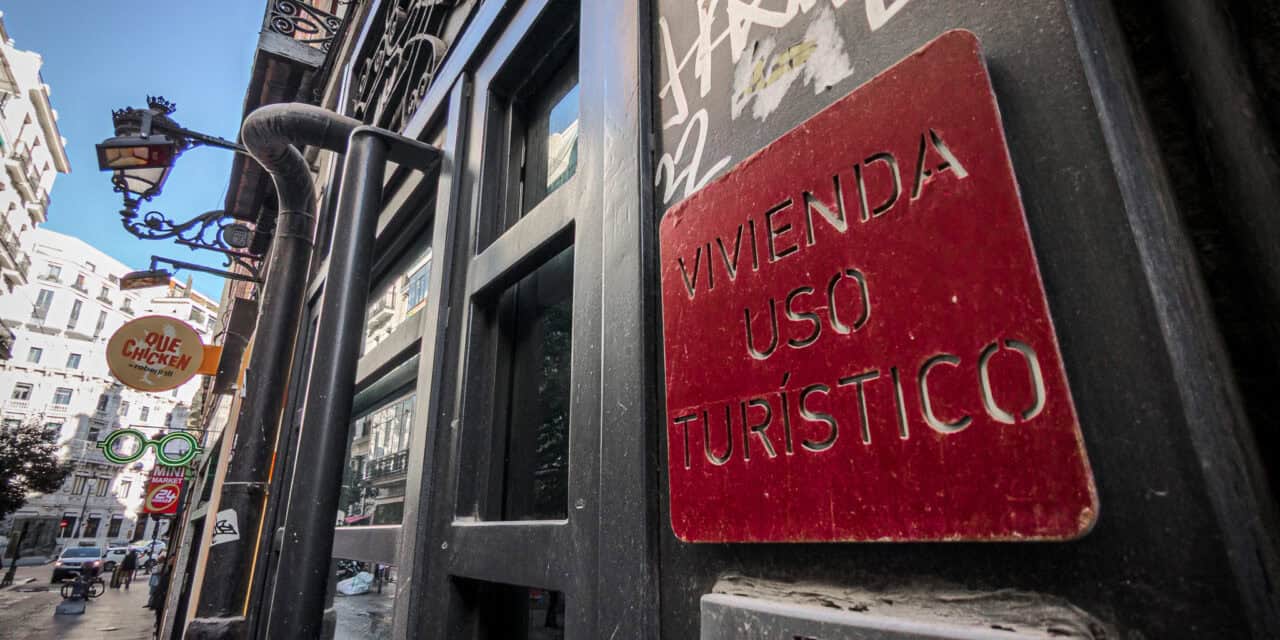 Consumo multa con 64 millones a Airbnb por anunciar viviendas sin licencia