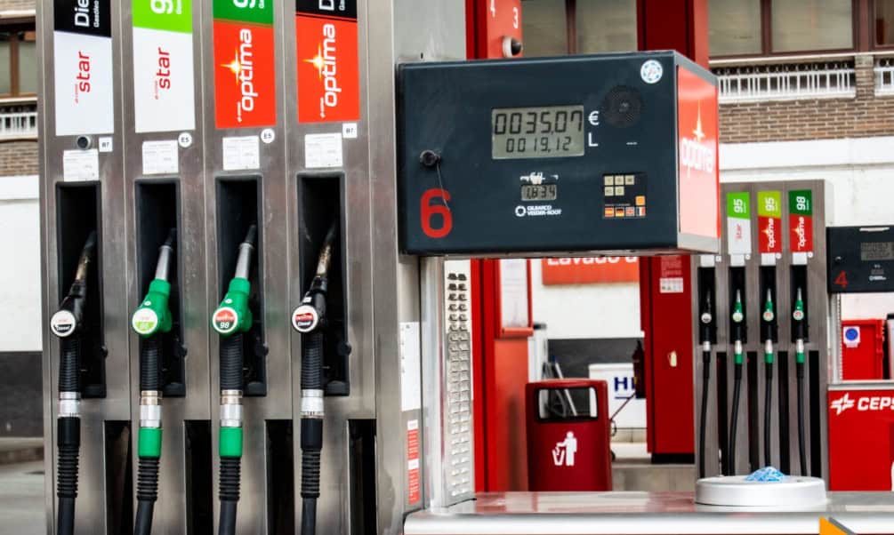 El crudo y la desaparición de la rebaja del IVA elevan un 10% el precio de los carburantes